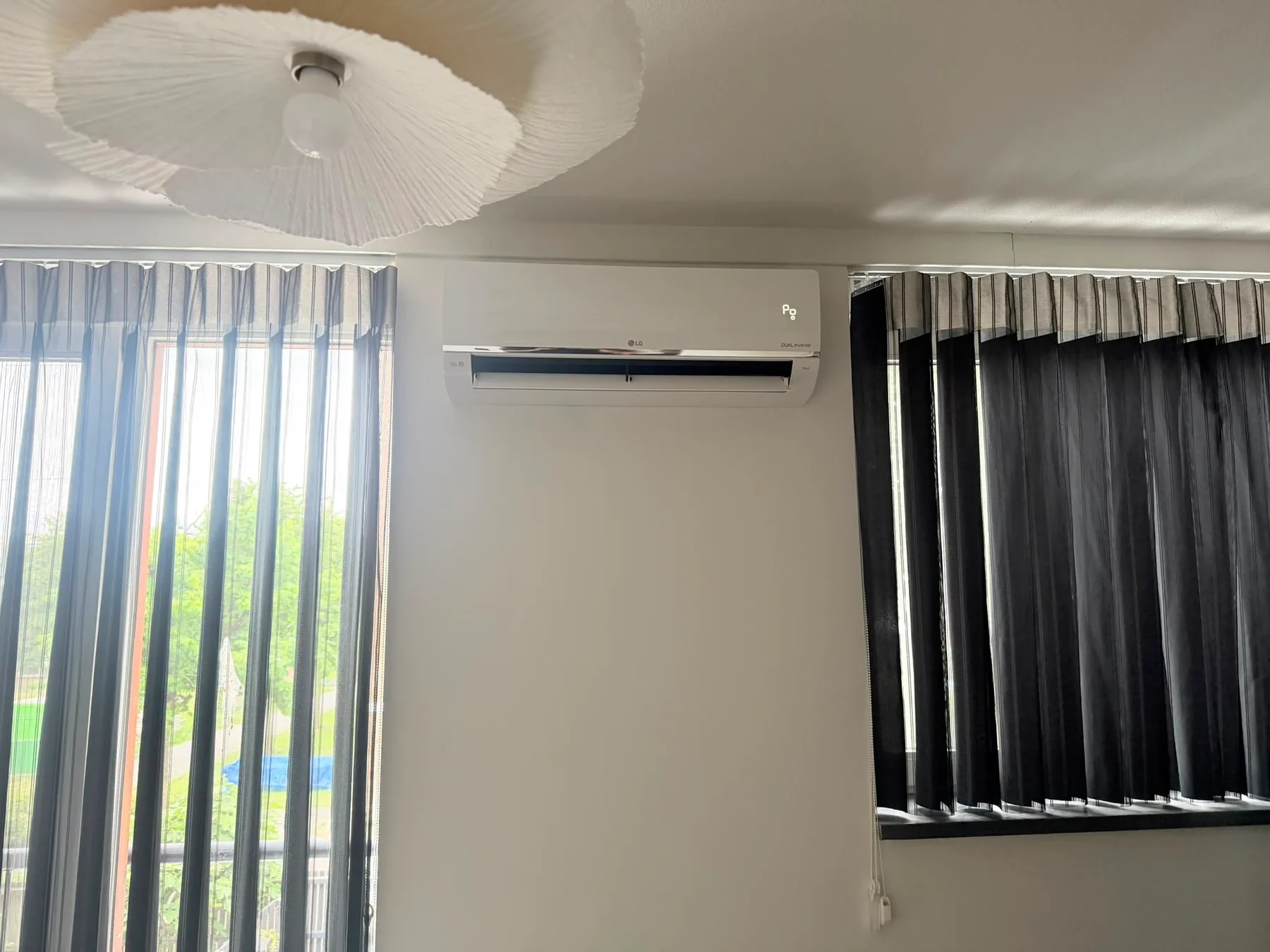 Geplaatste LG binnenunit tussen de ramen van een woonkamer