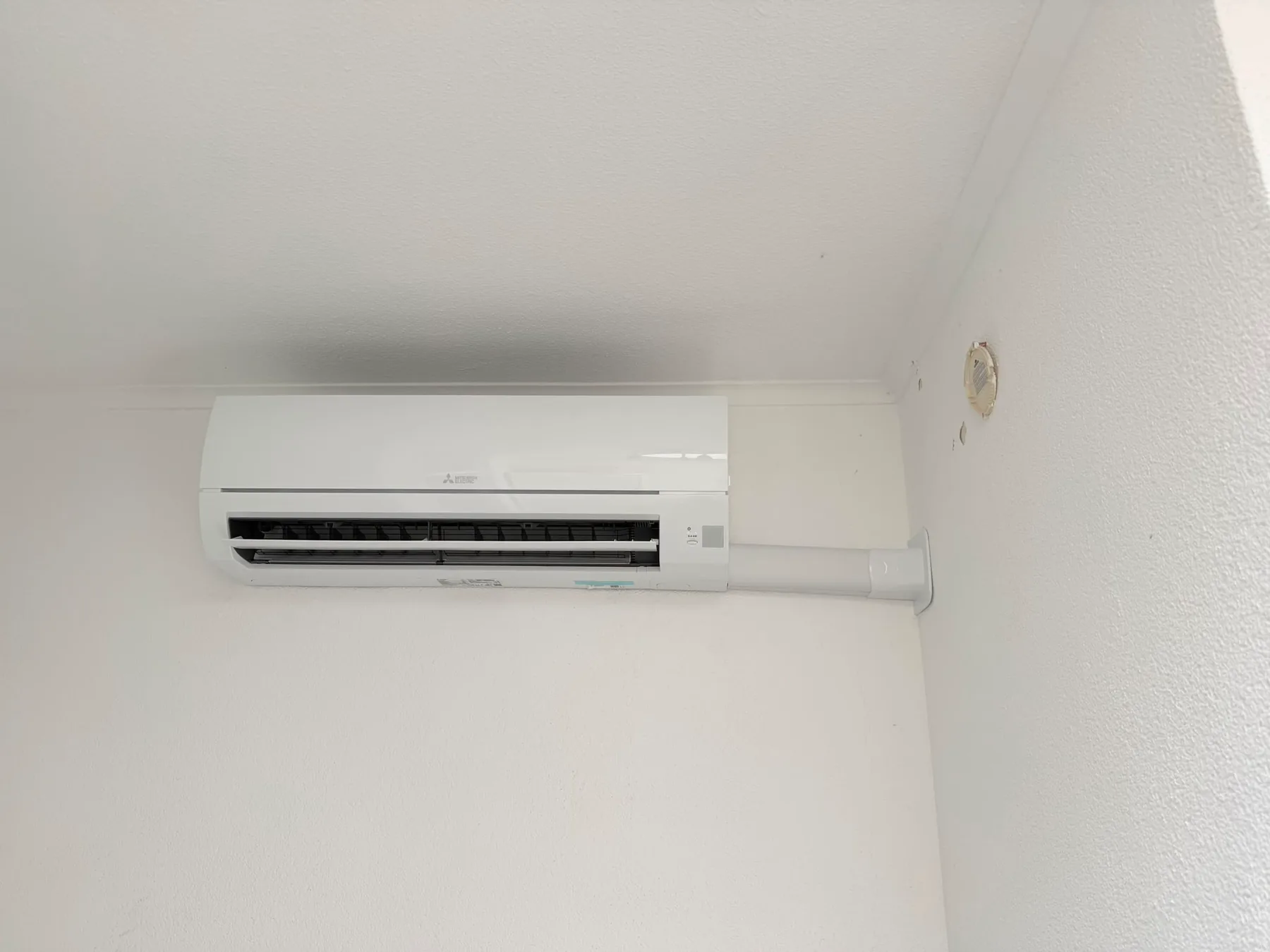 Mitsubishi Electric binnenunit met een rechte witte leidinggoot