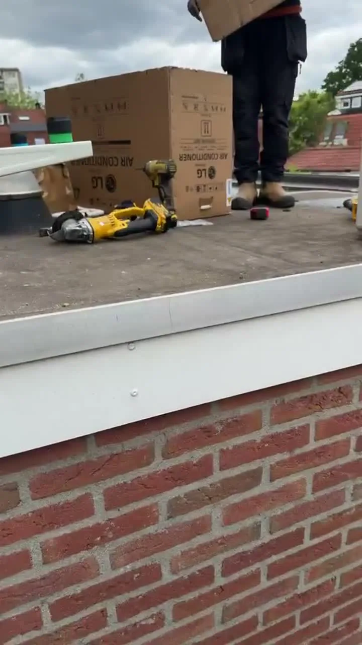 Video van het montageproces van een airco