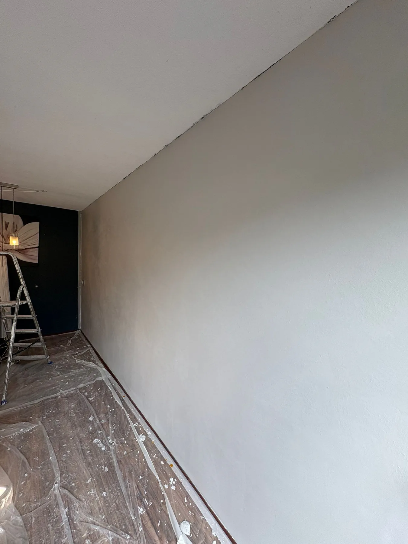 Vers gestuukte wand bij de buurman in Almere
