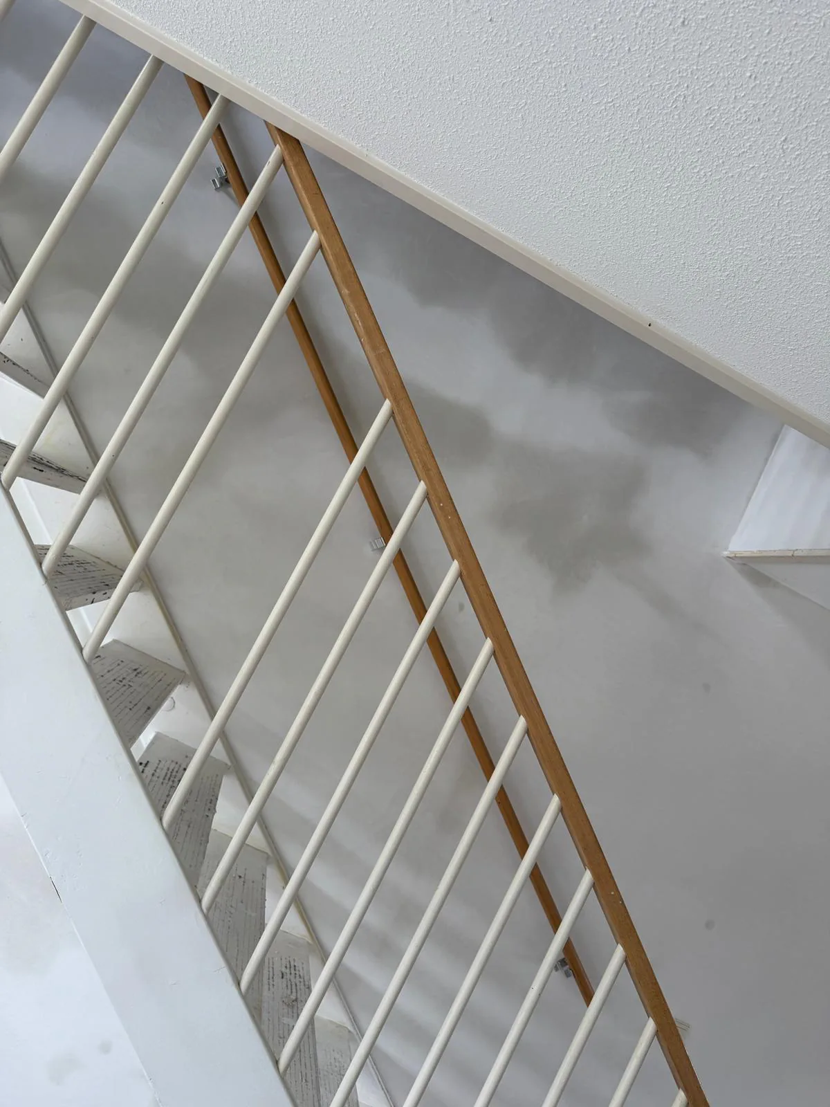 Gladde gestuukte wand langs de trap in een woning in Almere