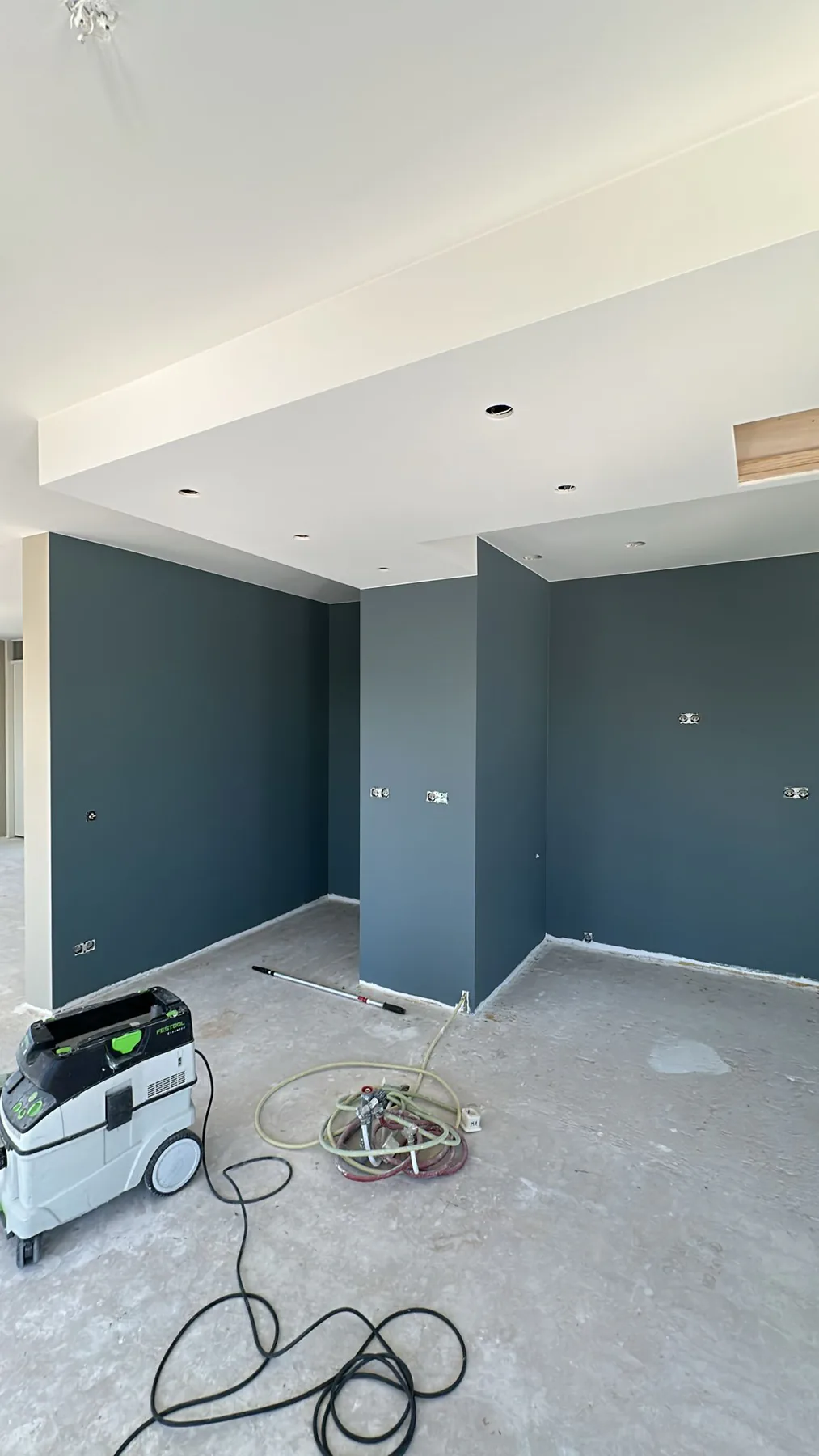Diepblauw gespoten wanden in een nieuwbouwwoning