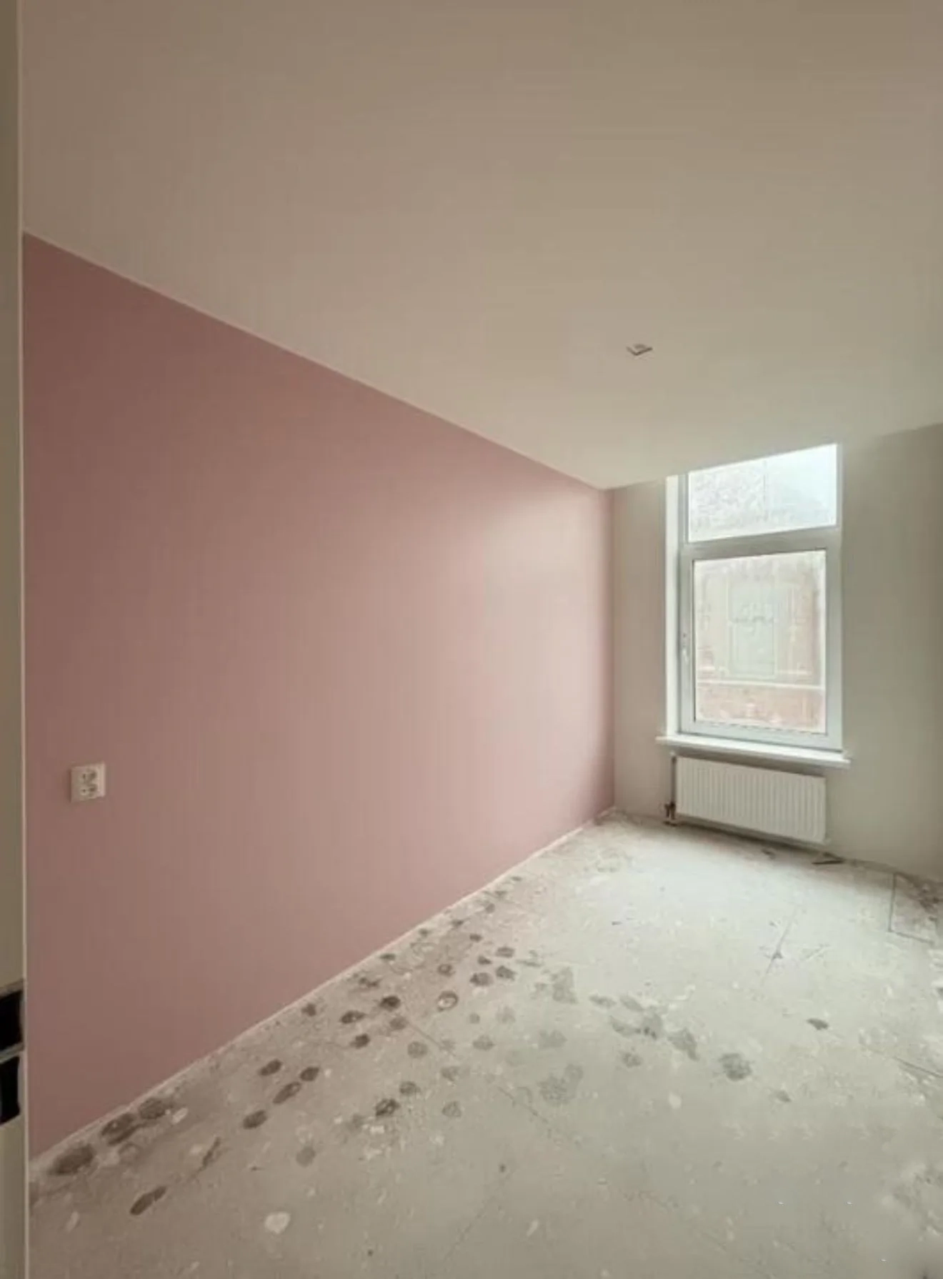 Kamer met een zacht roze accentwand