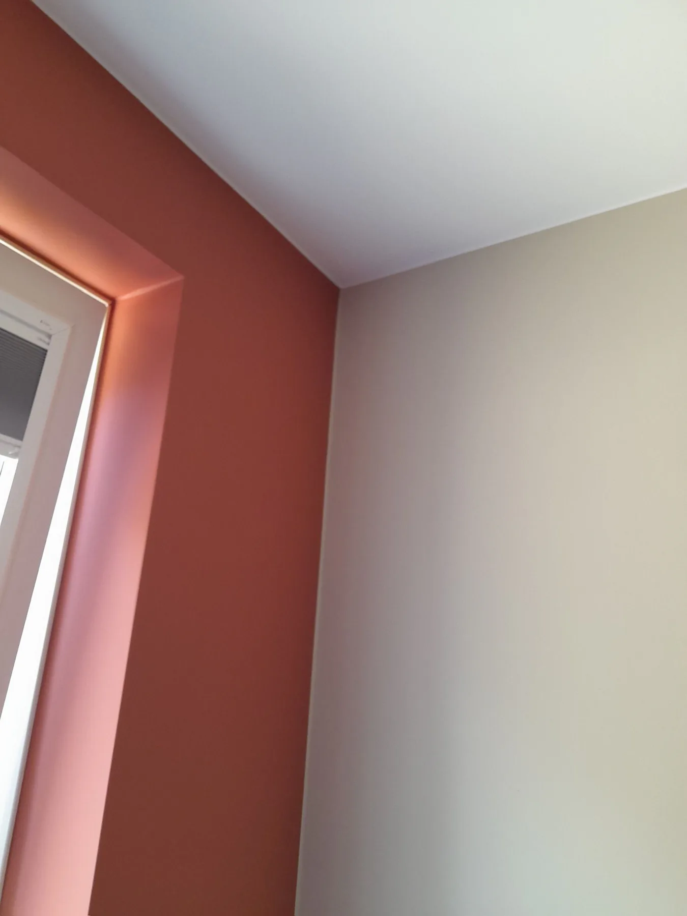 Interieurhoek met terracotta en crème geschilderde wanden