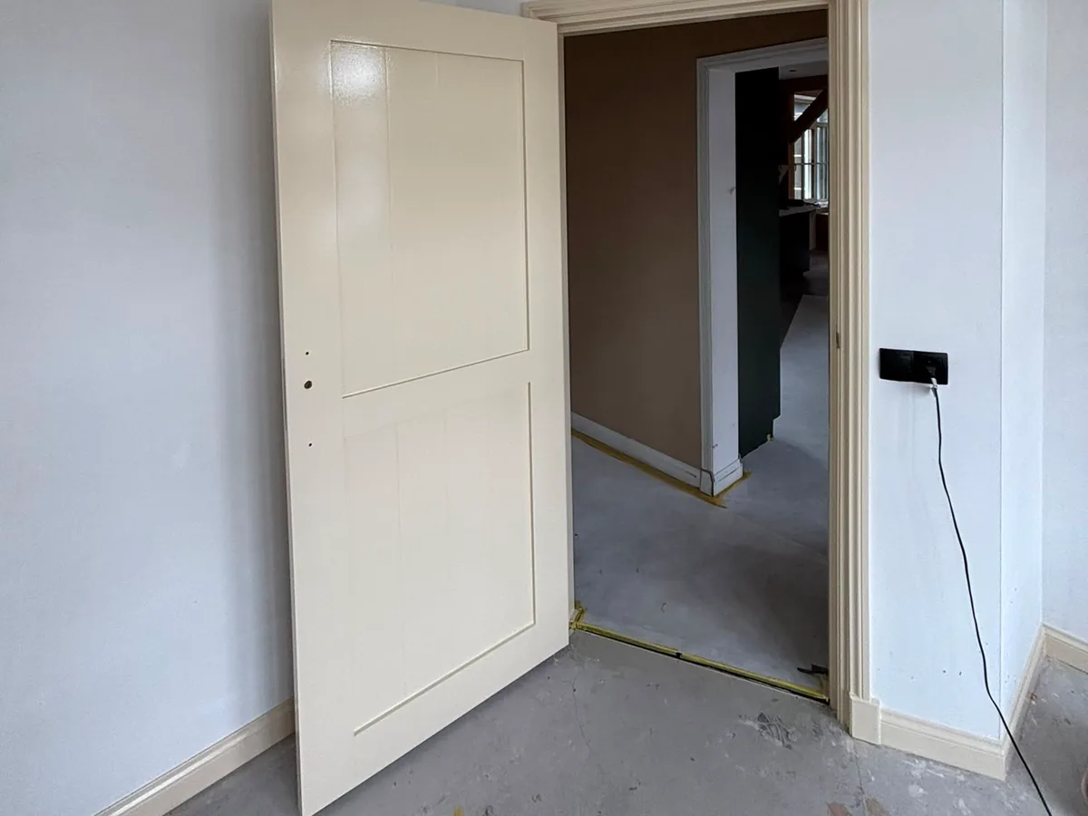 Nieuw gelakte crème binnendeur tijdens renovatie in Almere