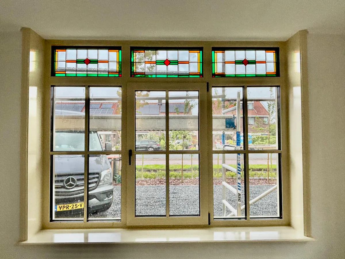 In crème gelakt binnenkozijn met glas-in-lood bovenlichten in Almere