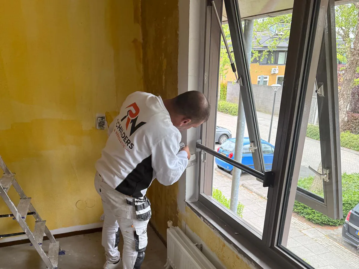 Dagkant bij het kozijn strak afwerken tijdens stucwerk in Almere