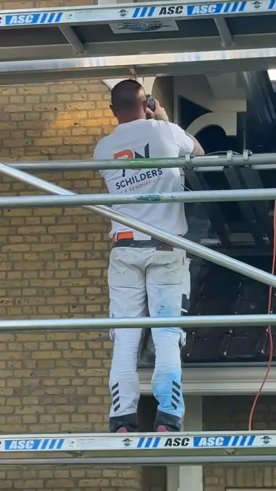Schilderwerk rond een boogvenster