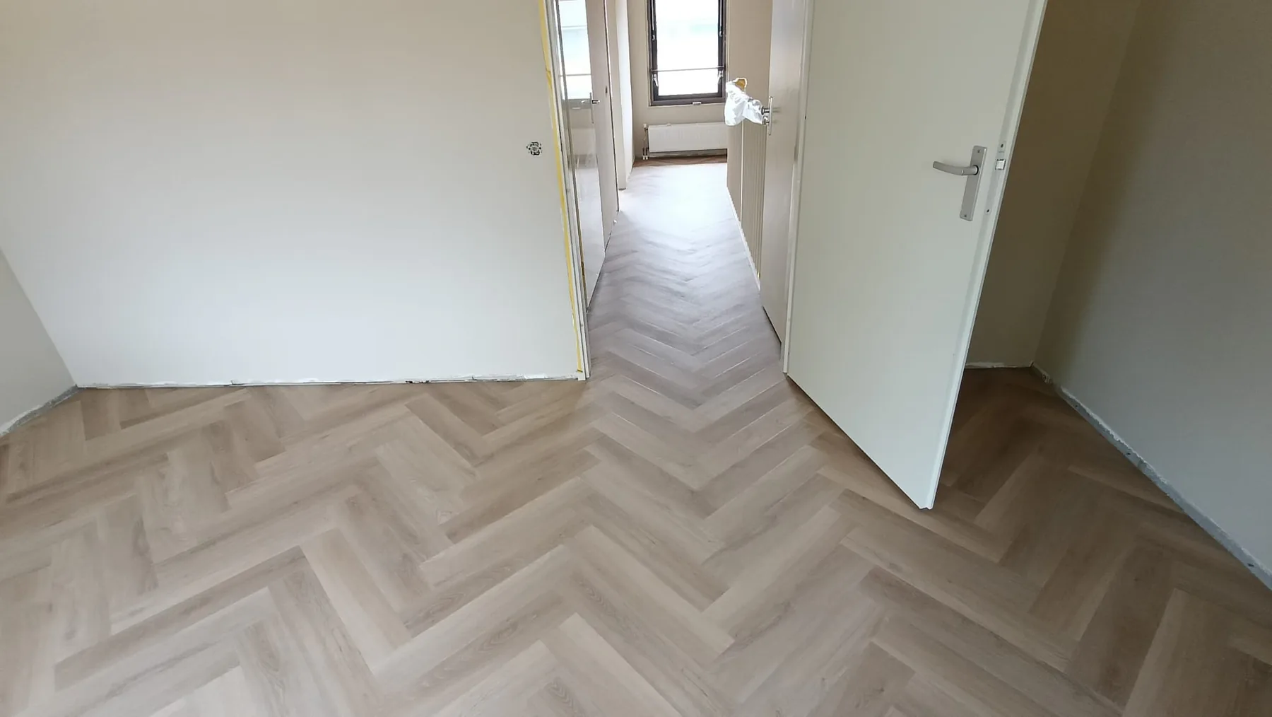 Visgraatvloer netjes doorgelegd tussen kamer en overloop