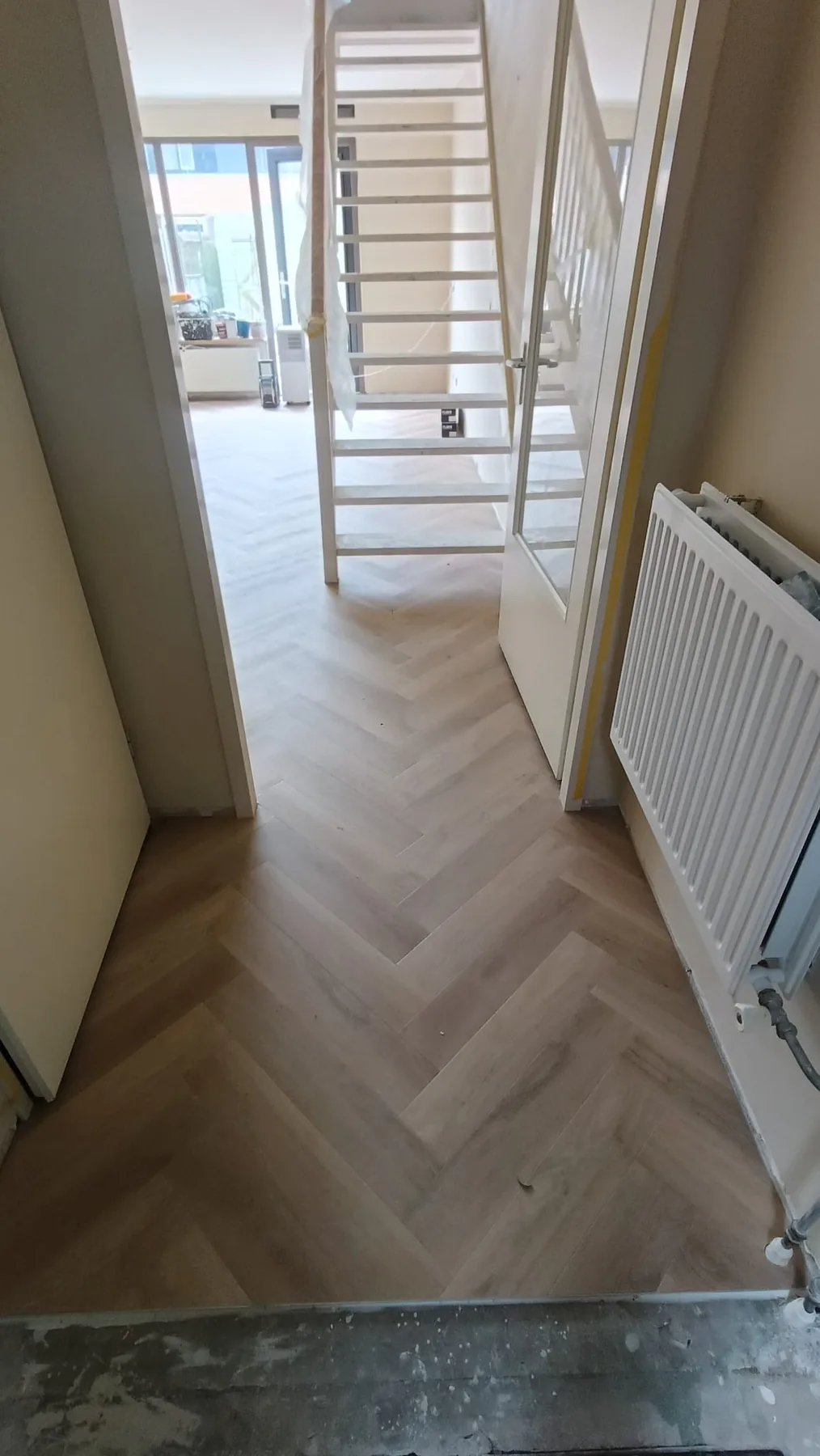 Visgraatvloer doorgelegd in een smalle hal