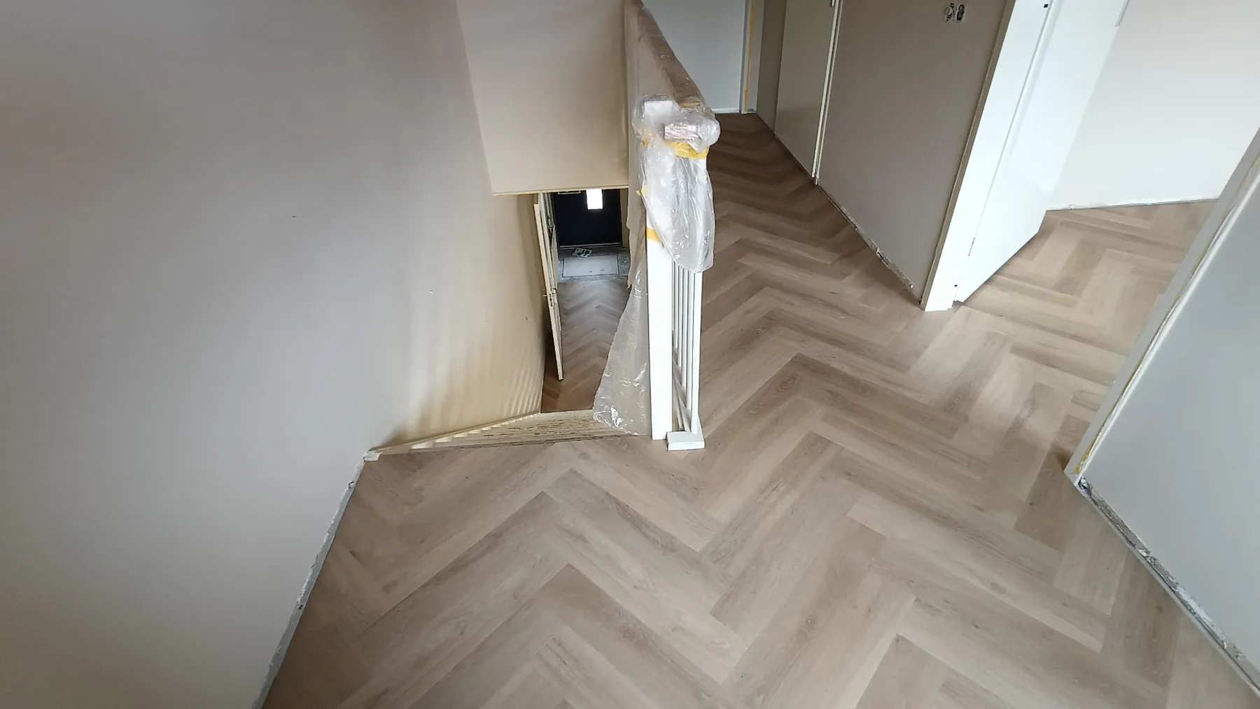 Visgraatvloer op de overloop en in aangrenzende kamers